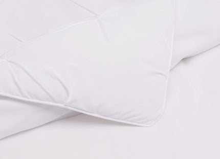 Amazon Basics Soft, Lightweight Down-Alternative Comforter Set, 3-Piece Pinch-Pleat Bedding Set with Piped Edges, Full/Queen Size, Bright White