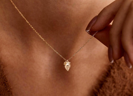 GUOKE Gold Hummingbird Necklace, 14K Gold Plated Dainty Gold Bird Necklace Simple Hummingbird Pendeant Jewelry Gift for Women