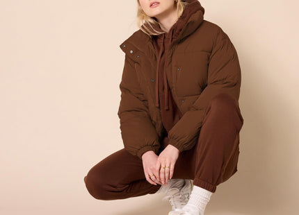 Amazon Essentials Women's Relaxed Fit Cropped Full-Zip Puffer Jacket with Snap Closure, Quilted Matte or Sherpa Fleece, Deep Brown, Medium