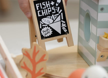Tender Leaf Toys - Sandy’s Beach Hut - Wooden Toy Seagull Family with Fish and Chips Beach Hut and Accessories - Imaginative Play Set - Develop Creative Storytelling - Fine Motor Skills - Age 3+