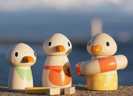 Tender Leaf Toys - Sandy’s Beach Hut - Wooden Toy Seagull Family with Fish and Chips Beach Hut and Accessories - Imaginative Play Set - Develop Creative Storytelling - Fine Motor Skills - Age 3+