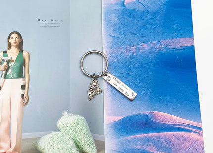 JJTZX Always Under the Same Sky US State Keychain Long Distance Map Keychain Graduation Gift between Best Friends (Maine)