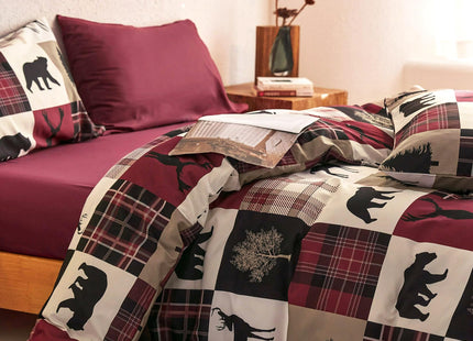 Wake In Cloud - Rustic Duvet Cover Set, Cabin Christmas Lodge Western Country Bear Deer Holiday RV Outdoor Winter Theme, Soft Lightweight Bedding, 3-Piece, Burgundy Black, King Size