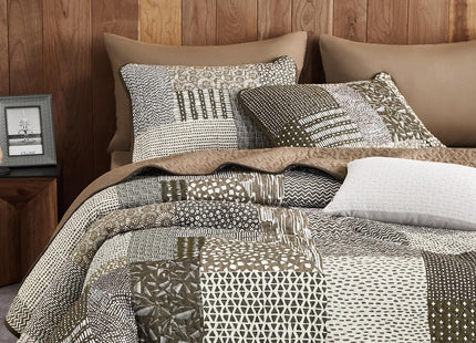 Wake In Cloud - Patchwork Quilt Set, Rustic Cabin Country Farmhouse Style with Patch Geometric Pattern, Reversible Lightweight Bedspread Coverlet, 3 Pieces