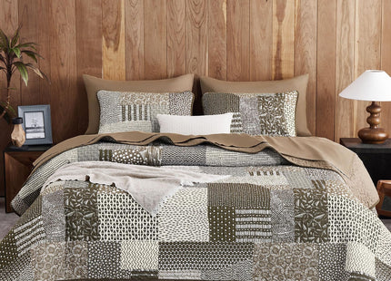 Wake In Cloud - Patchwork Quilt Set, Rustic Cabin Country Farmhouse Style with Patch Geometric Pattern, Reversible Lightweight Bedspread Coverlet, 3 Pieces