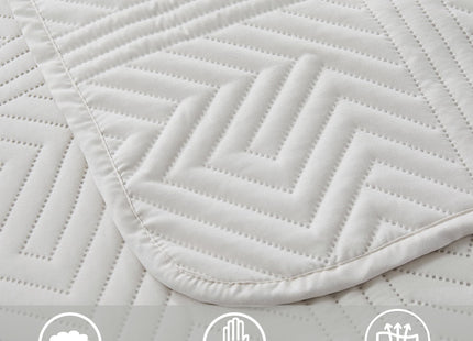 NIDITW 3-Piece Christmas Quilt Set King Size Santa Claus Snowflake Deer Pine Tree Snowman White Bedspread with 2 Pillow Shams Soft Lightweight Microfiber Bedding Set Coverlet Home Decor (Tree, King)